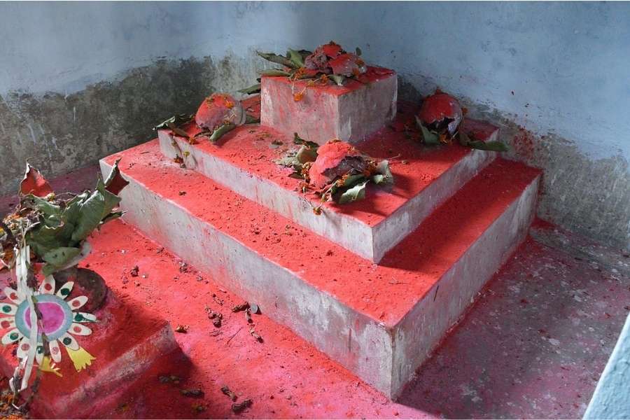 শোনা যায়, সেই সময়ে কোনও মন্দির ছিল না। এমনকি, মা পূজিত হতেন ডাকাতদের কাছে। তাই সেই অর্থে এই মন্দির ডাকাত কালীও বটে। 