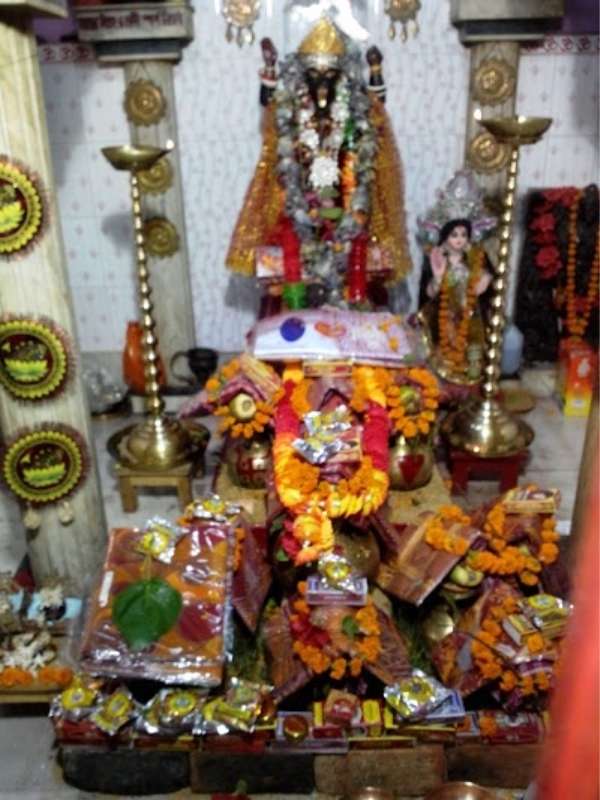 পরে অবশ্য ধনী ব্যবসায়ীরা বাণিজ্যে আসা যাওয়ার পথে পুজো দিয়ে যেতেন এখানে। পরে লোক মুখেই ছড়িয়ে পরে এই জায়গার মাহাত্ম্য। কথা। আবার কেউ কেউ বলেন, মায়ের ইচ্ছেতেই তৈরি হয় তাঁর মন্দির। ১৮০৮ সালে স্বপ্নাদেশ পেয়েই দিনাজপুরের রাজা তারকনাথ চৌধুরী গড়ে তোলেন এই মন্দির।