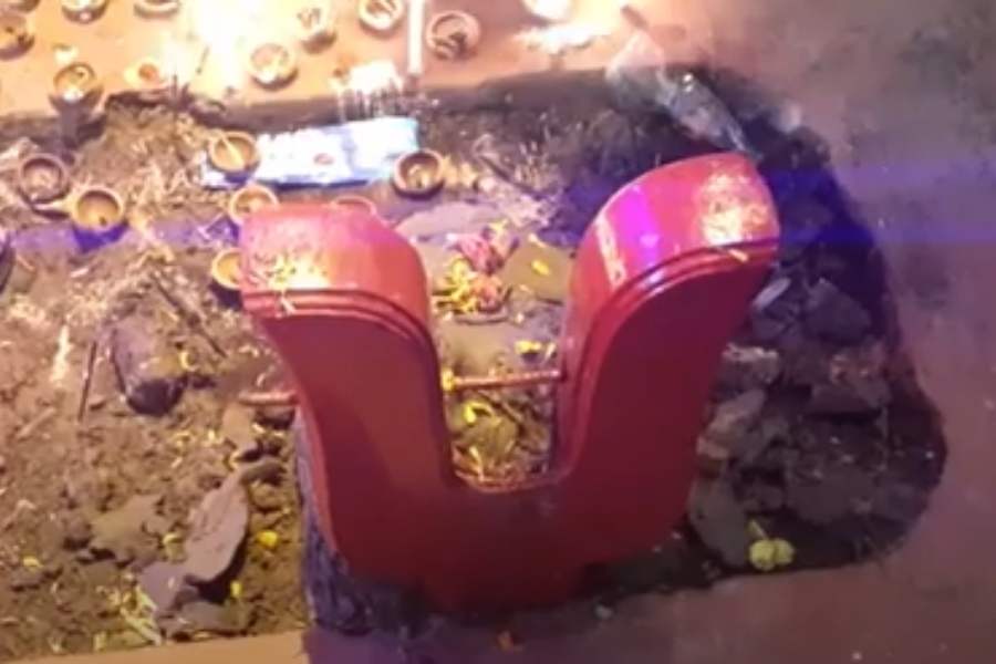 জনশ্রুতি রয়েছে পঞ্চমুন্ডির বেদিতে নাকি হেঁটে বেড়াতেন মা কালী। কালী পুজোর রাতে শোনা যেত নূপুরের শব্দ। তন্ত্র মতে আরাধনা করা হয় মায়ের, ভোগে দেওয়া হয় শোল মাছ। আজও হয় পাঁঠা বলি।    