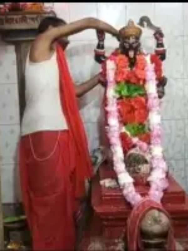 পরে সাধক বামা ক্ষ্যাপার উত্তরসূরি জানকীনাথ চ্যাটার্জিকে দেওয়া হয় এই পুজোর ভার। সেই থেকেই তাঁর উত্তরসূরিরা বংশ পরম্পরায় দায়িত্ব সামলাচ্ছেন। 