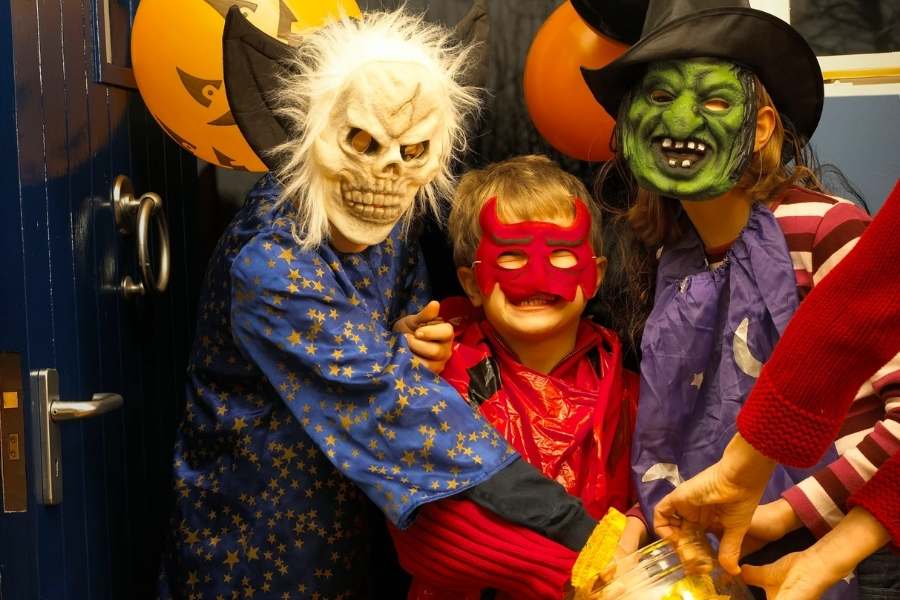 সবাই সেজে ওঠে নানা রকম পোশাকে। সাজিয়ে তোলে নিজেদের ঘর বাড়ি। তবে সে সাজ কিন্তু যেমন তেমন নয়। বরং তাতে থাকে ভৌতিক ছোঁয়া। 