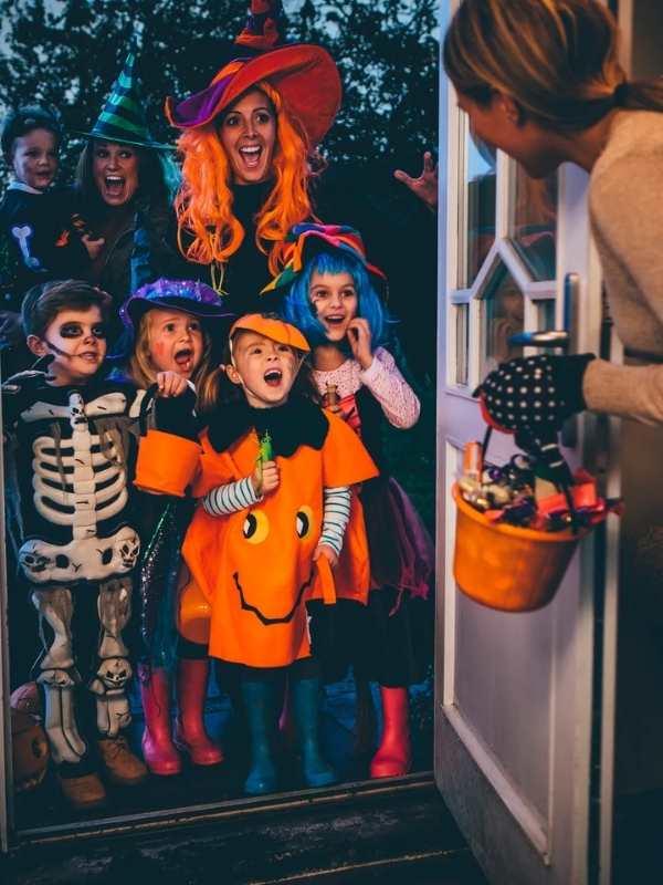 মূলত খ্রিস্টানদের রীতি মাফিক প্রতি বছর ৩১ অক্টোবর পালিত হয় এই উৎসব। হ্যালোইন অনেক জায়গায় ‘অল সেন্টস ইভ’ নামেও পরিচিত। এই প্রথার সূচনা হয়েছিল আজ থেকে প্রায় ২০০০ বছর আগে।