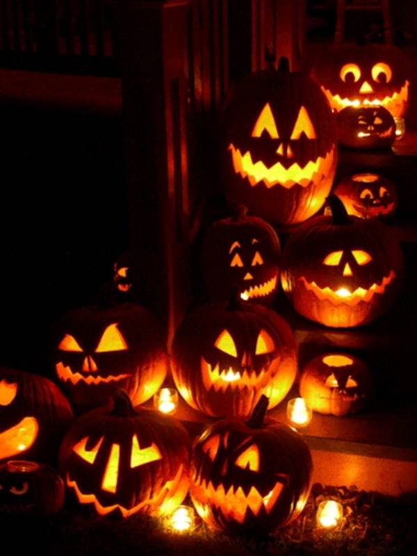 হ্যালোইন শব্দের অর্থ ‘পবিত্র সন্ধ্যা’। এই দিন সাধু বা মহাপুরুষদের স্মরণ করা হয়। যে সব আত্মার মুক্তি ঘটেনি, তাদের জন্যও প্রার্থনা করা হয়। 