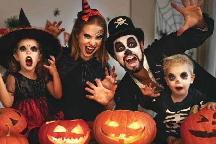 হ্যালোইনের একটি অন্যতম বিশেষ উপাদান হল কুমড়ো। অনেকেই কুমড়ো দিয়ে সাজিয়ে তোলেন নিজেদের বাড়ি। কিন্তু কেন হঠাৎ কুমড়োই হয়ে উঠল উদযাপনের উপকরণ? 