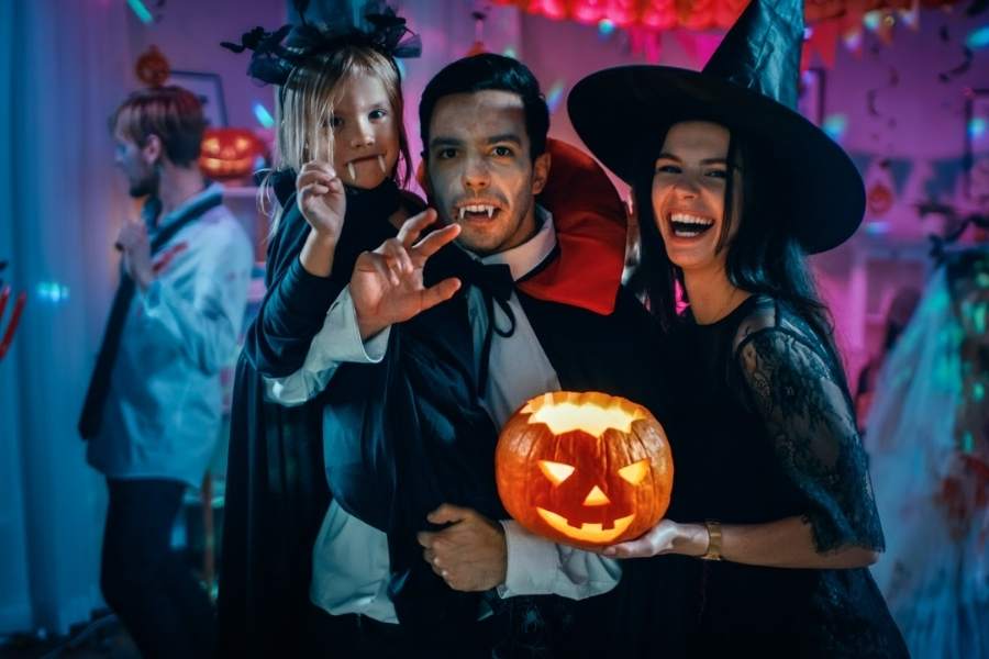 এই বিশেষ দিনটিতে ভূতেদের দূরে রাখতে মানুষই ভূতের মতন পোশাকে সেজে ওঠে। এই উৎসব এখন আনন্দের উৎসব হয়ে দাঁড়িয়েছে। এই দিন বাচ্চা থেকে বয়স্ক, সকলেই তাই ভূত সেজে মজায় মাতেন।