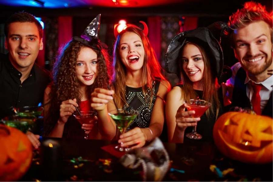 শোনা যায়, এক সময়ে উত্তর আমেরিকার পরিযায়ীরা শালগমের বদলে কুমড়োর ব্যবহার শুরু করেন। আমেরিকায় তখন ফসল কাটার সময়। তাই ক্ষেত থেকে অপদেবতাদের দূরে রাখতে কুমড়োর ভিতরে আলো জ্বালিয়ে রাখার প্রথা চালু হয়। কালেদিনে সেই ভাবনাই জায়গা করে নিয়েছে হ্যালোইনে। 