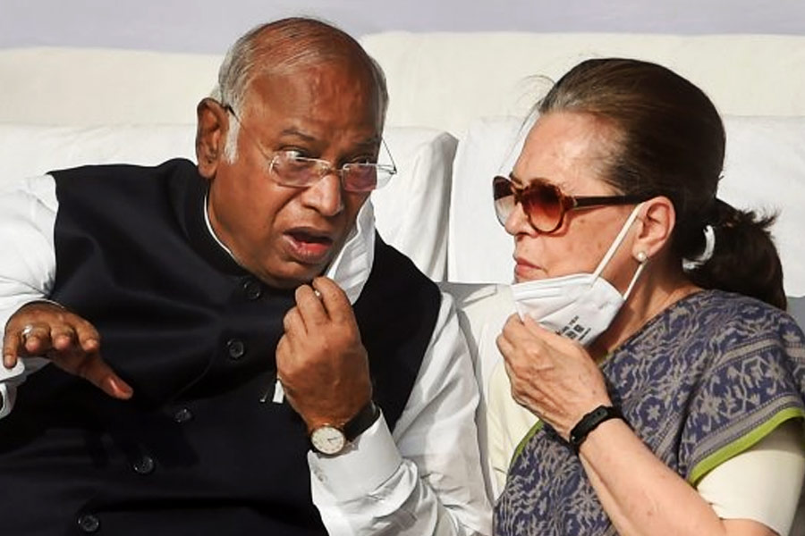১৩৭ বছরের রাজনৈতিক দল ভারতীয় জাতীয় কংগ্রেসের ৯৮তম সভাপতি হলেন মুপন্না মল্লিকার্জুন খড়্গে। মঙ্গলবার শশী তারুরকে ৬,৮২৫ ভোটে হারিয়ে বিদায়ী সভানেত্রী সনিয়া গান্ধীর উত্তরসূরি নির্বাচিত হয়েছেন তিনি।