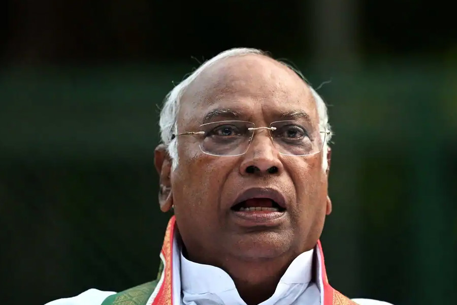 কর্নাটকের দলিত নেতা খড়্গে ‘গান্ধী পরিবারের অনুগত’ হিসাবে পরিচিত। একাধিক দফায় কেন্দ্র এবং কর্নাটক সরকারে মন্ত্রিত্ব সামলেছেন তিনি। দ্বিতীয় ইউপিএ সরকারের শেষ ১১ মাস রেলমন্ত্রী ছিলেন খড়্গে।