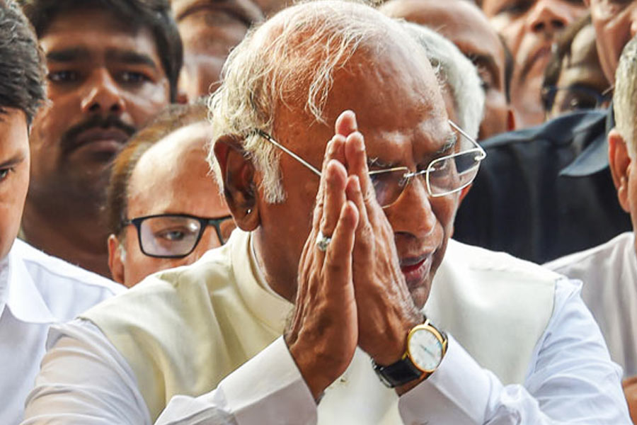 ২০১৯-এর লোকসভা ভোটে হারের পর গান্ধী পরিবারের আনুকূল্যেই রাজ্যসভায় ঠাঁই হয় খড়্গের। ২০২১-এর ফেব্রুয়ারিতে গুলাম নবি আজাদের মেয়াদ শেষের পর খড়্গেকে রাজ্যসভার বিরোধী দলনেতা মনোনীত করে কংগ্রেস।