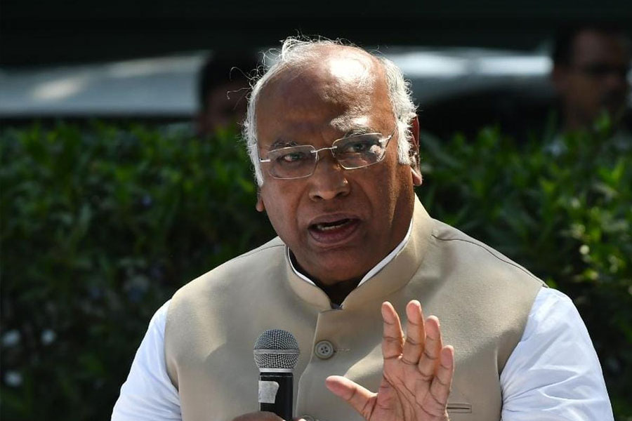  ‘গান্ধী পরিবারের অনুগত’ হিসাবে পরিচিত খড়্গে ১৯৭৭ সালে লোকসভা ভোটে কংগ্রেসের ভরাডুবির পরে ইন্দিরা গান্ধীকে ছেড়ে যোগ দিয়েছিলেন দেবরাজ আরসের শিবিরে। কিন্তু ‘হাওয়া’ বুঝে কিছু দিন পরেই ফিরে এসেছিলেন কংগ্রেসের মূলস্রোতে।