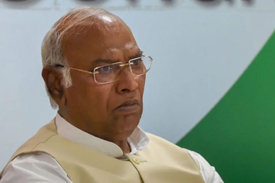 খড়্গের জন্ম ১৯৪২ সালে কর্নাটকের (তৎকালীন হায়দরাবাদ) বিদর। ১৯৪৮ সালে নিজামের রাজাকার বাহিনী আগুন লাগিয়ে দিয়েছিল তাঁদের বাড়িতে। বাবা মুপন্না কোনও ক্রমে ৭ বছরের মল্লিকার্জুনকে বাঁচাতে সক্ষম হলেও স্ত্রী এবং মেয়ে ওই ঘটনায় নিহত হয়েছিলেন।