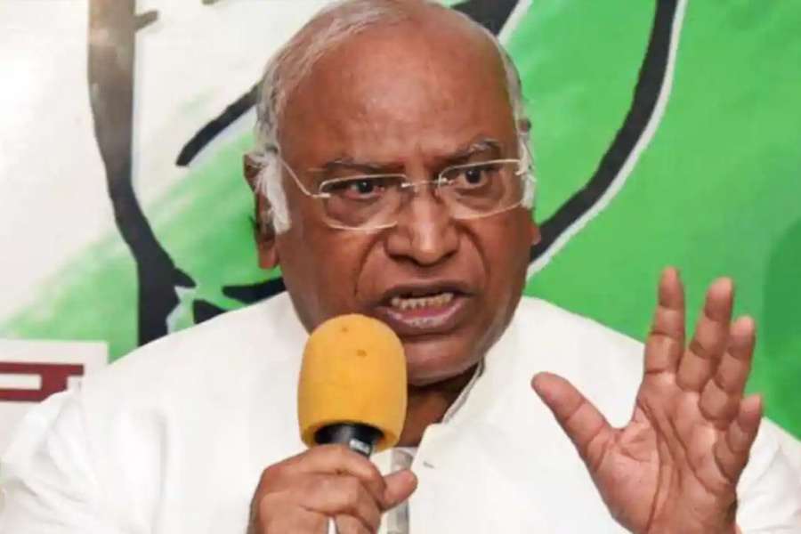  বিদরের শেঠ শঙ্করলাল লাহোটি কলেজে আইন পড়ার সময়ই কংগ্রেস রাজনীতির সঙ্গে খড়্গের যোগাযোগ তৈরি হয়েছিল। পরবর্তী কালে কংগ্রেসপন্থী শ্রমিক সংগঠন আইএনটিইউসিতে যোগ দেন তিনি।