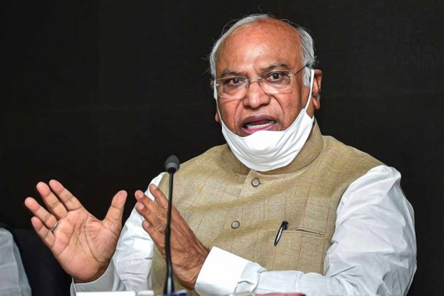 ১৯৯৯, ২০০৪ এবং ২০১৩ সালে কর্নাটক বিধানসভা ভোটের পর খড়্গের মুখ্যমন্ত্রী হওয়ার সম্ভাবনা তৈরি হয়েছিল। কিন্তু তিন বারই সুযোগ হাতছাড়া হয়। কংগ্রেস হাইকমান্ড বেছে নেয় এসএম কৃষ্ণ, এন ধর্ম সিংহ এবং সিদ্দারামাইয়াকে।