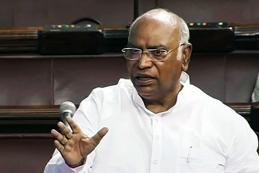 ৯ বার বিধানসভা এবং ২ বার লোকসভা ভোটে জেতা ৮০ বছরের খড়্গে কর্নাটক রাজনীতিতে ‘সোলিল্লদা সরাদর’ নামে পরিচিত। কন্নড় ভাষায় যার মানে দাঁড়ায়, যে নেতা কখনও ভোটে হারেন না।