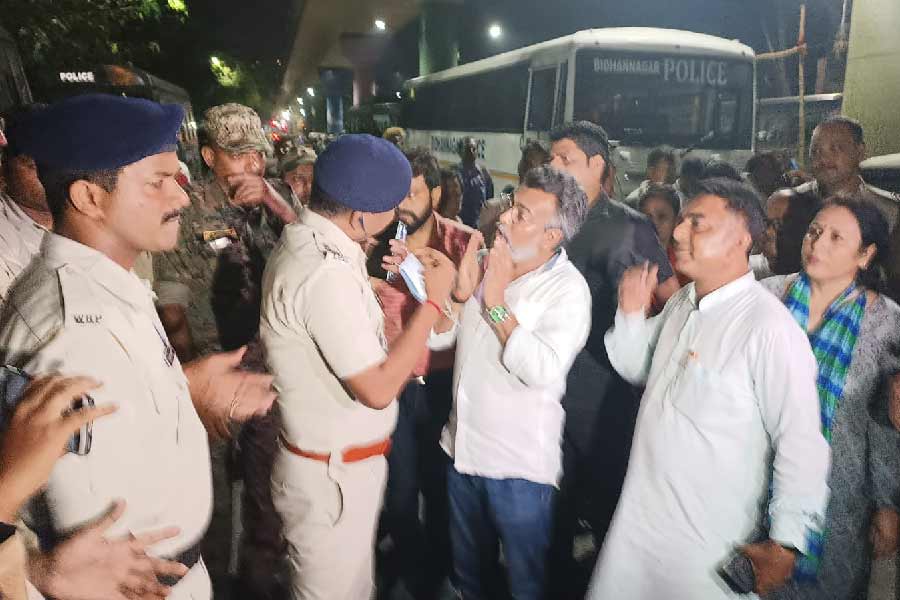 অস্থায়ী শৌচাগার বসানো নিয়ে বিজেপি নেতা রুদ্রনীল ঘোষের সঙ্গে পুলিশের বচসা।