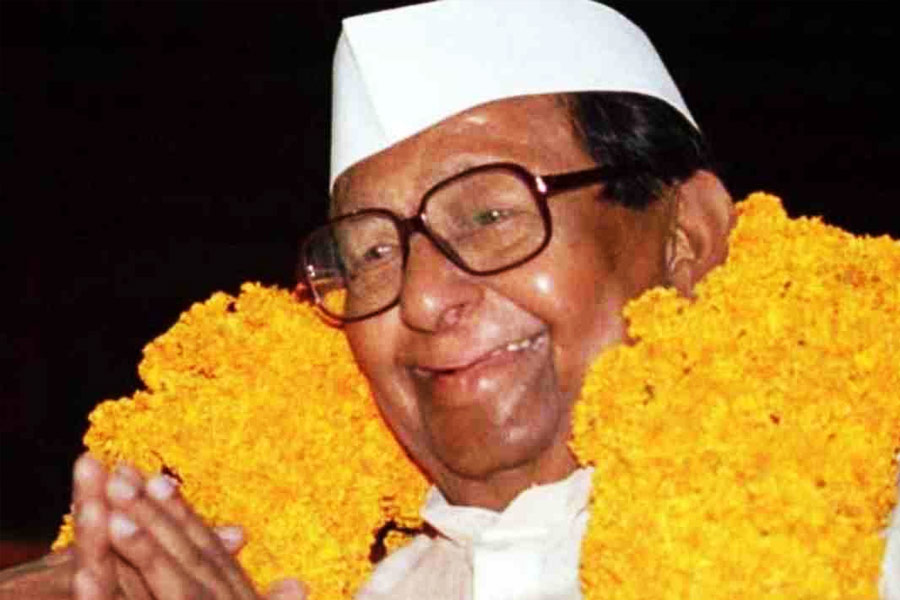  ১৯৯৮ সালের পর প্রথম বার কংগ্রেসের সভাপতি পদে গান্ধী পরিবারের বাইরের কেউ বসতে চলেছেন। সালে ওই পদে নির্বাচিত হয়েছিলেন বিহারের নেতা, প্রয়াত স্বাধীনতা সংগ্রামী সীতারাম কেশরী।