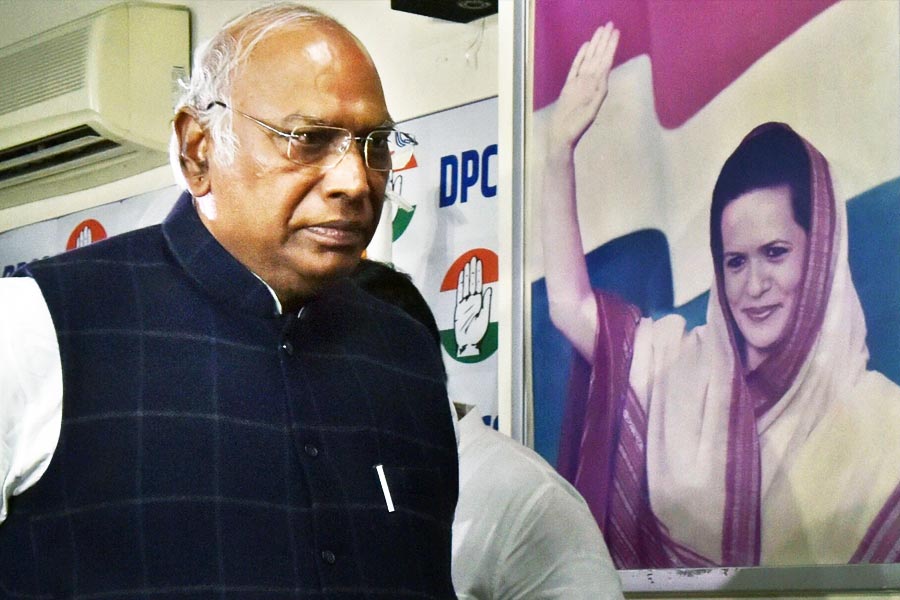 ২০১৪ সালে কর্নাটকের লোকায়ুক্তের কাছে বিজেপির তরফে অভিযোগ করা হয়, খড়্গের ‘আয়ের সঙ্গে সঙ্গতিহীন সম্পত্তির’ অঙ্ক প্রায় ৫০ হাজার কোটি টাকা! তার মধ্যে ৩০০ একরের একটি কফি বাগান এবং আবাসন প্রকল্পের কথা বলা হয়েছিল।