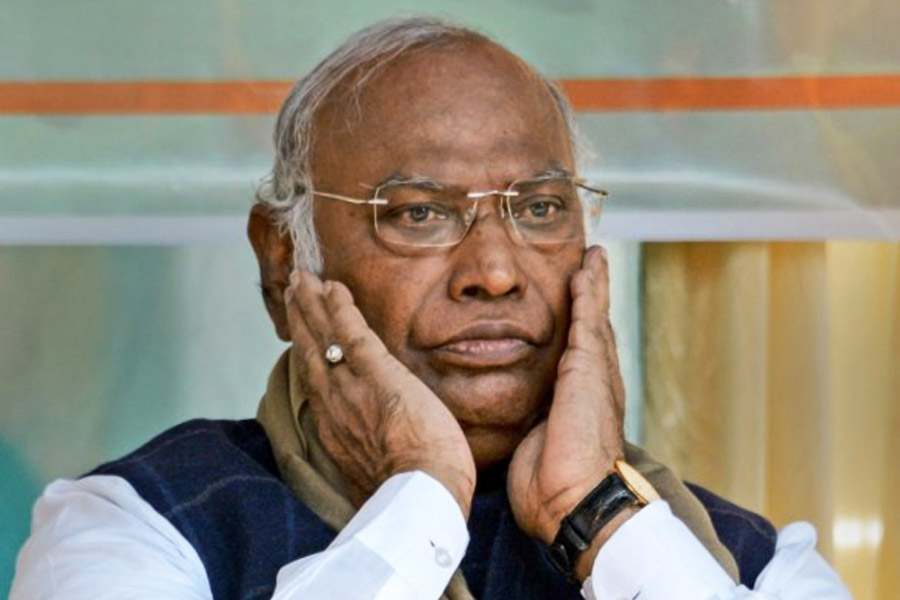 প্রায় ৫,০০০ কোটি টাকার ন্যাশনাল হেরাল্ড মামলাতেও জড়িয়েছে খড়্গের নাম। ওই পত্রিকার প্রকাশনা সংস্থা অ্যাসোসিয়েটেড জার্নালস-এর মালিক ইয়ং ইন্ডিয়ার কর্ণধার খড়্গেকে গত অগস্টে টানা আট ঘণ্টা জিজ্ঞাসাবাদ করেছিল ইডি।