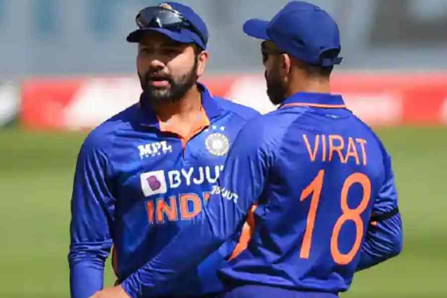 রোহিত-কোহলিদের মধ্যে কথা বন্ধ! পাকিস্তানের বিরুদ্ধে নামার আগে হঠাৎ কী হল ভারতীয় দলে?