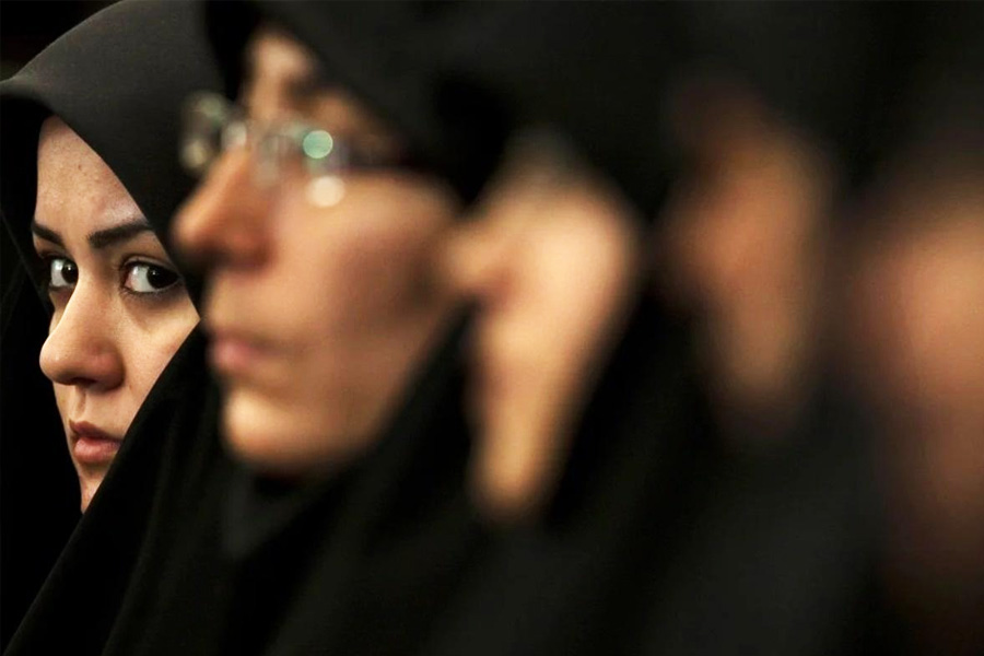 হিজাব বিরোধী আন্দোলনে দেশ যখন উত্তাল, তার মাঝেই ভিন্‌দেশে ইরানি তরুণীর হিজাব ছাড়া প্রতিযোগিতায় অংশগ্রহণ নতুন করে শোরগোল ফেলে দিয়েছে।