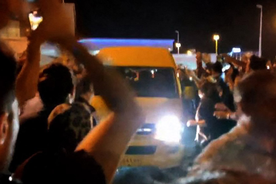 বুধবার সকালে ইরানের মাটিতে পা রেখেছেন এলনাজ়। তাঁকে অভ্যর্থনার জন্য ভোররাত থেকে বিমানবন্দরের সামনে ভিড় করেছিলেন অগুনতি মানুষ। এলনাজ়কে দেখেই আনন্দে মেতে ওঠেন তাঁরা। তাঁকে শুভেচ্ছায় ভরিয়ে দেয় ইরানের জনতা।