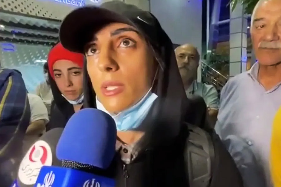 দক্ষিণ কোরিয়ার রাজধানী সোলে একটি আন্তর্জাতিক শৈলারোহণ প্রতিযোগিতা অনুষ্ঠিত হয়েছিল গত রবিবার (১৬ অক্টোবর)। সেখানেই অংশ নিয়েছিলেন বছর তেত্রিশের এলনাজ়। প্রতিযোগিতায় তিনি চতুর্থ স্থান অধিকার করেন।