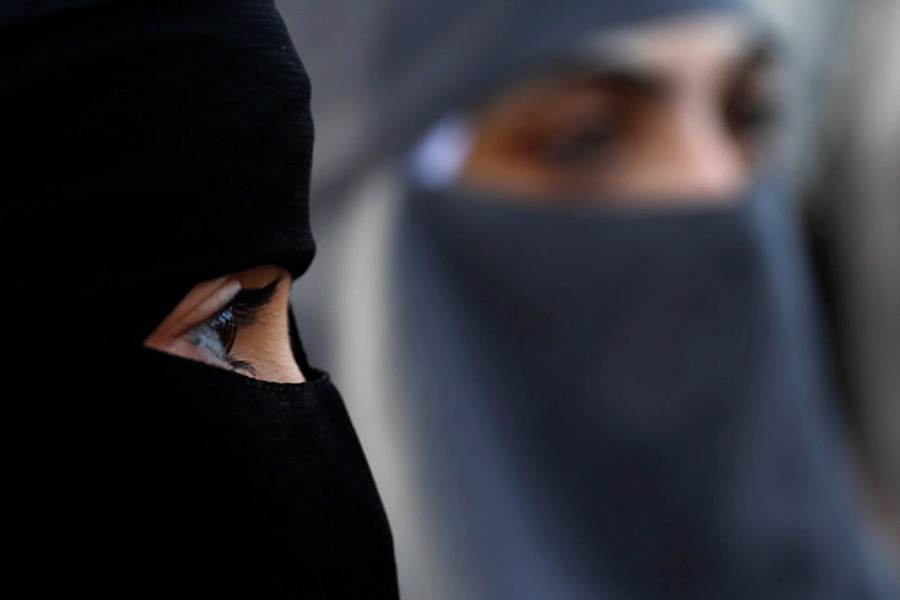 বস্তুত, ইরানে মেয়েদের হিজাব পরা বাধ্যতামূলক। দেশের ভিতরে যেমন, তেমনই দেশের বাইরেও প্রকাশ্যে হিজাব ছাড়া থাকা ইরানের মেয়েদের জন্য নিষিদ্ধ। ১৯৭৯ সাল থেকে এই আইন চালু রয়েছে। অমুসলমান এবং বিদেশি মেয়েদের ক্ষেত্রেও ইরানের মাটিতে একই নিয়ম প্রযোজ্য। এলনাজ় হিজাব না পরে প্রতিযোগিতায় অংশ নেওয়ায়, দেশে ফিরে তাঁর জেল হতে পারে বলে কেউ কেউ মনে করছেন। 