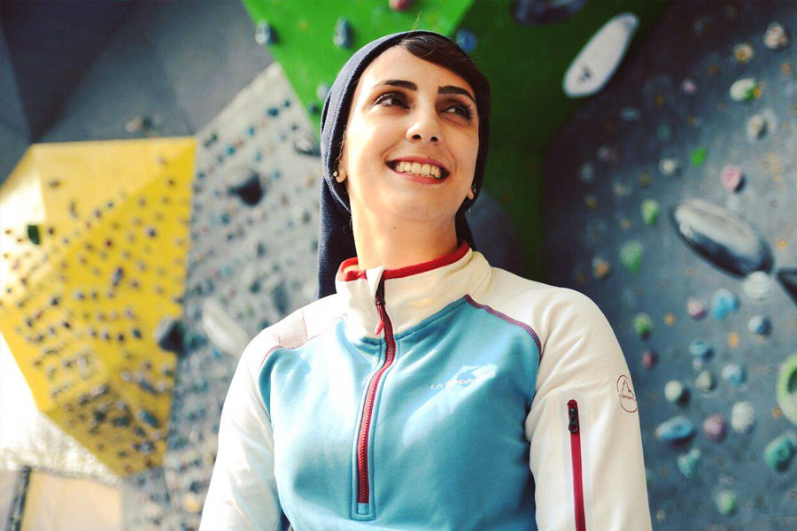 এলনাজ় অবশ্য এর মাঝেই ক্ষমা চেয়ে নিয়েছেন। ইনস্টাগ্রামে তিনি জানিয়েছেন, ওই প্রতিযোগিতায় তাঁকে হঠাৎ করে ডাকা হয়েছিল। প্রতিযোগিতায় অংশ নেওয়ার সময় হিজাব বা মাথা ঢেকে রাখার কাপড়টিতে তাঁর কিছু সমস্যা হচ্ছিল। তাই সেটি খুলে ফেলতে হয়। ‘অনিচ্ছাকৃত’ এই ভুলের জন্য ক্ষমা প্রার্থনা করেছেন তিনি।