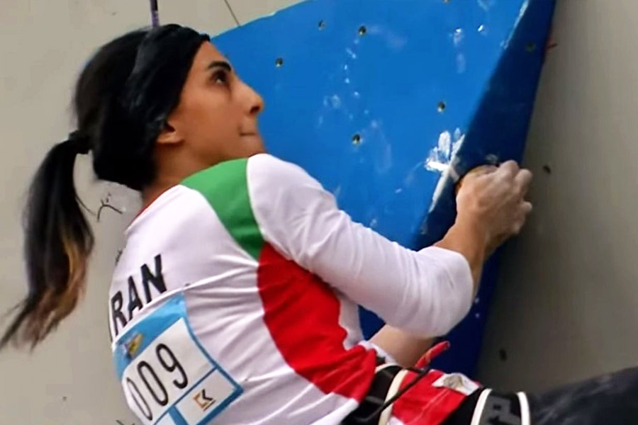 সোলের প্রতিযোগিতায় এলনাজ়ের ভিডিয়ো সমাজমাধ্যমে ভাইরাল হয়েছে। তাতে দেখা গিয়েছে, দেওয়াল বেয়ে বেয়ে কী ভাবে উঁচুতে উঠছেন তিনি। তাঁর পরনে ছিল দেশের জার্সি। চুল ছিল পিছন দিকে উঁচু করে বাঁধা।