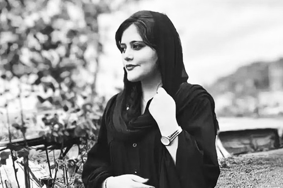 গত ১৬ সেপ্টেম্বর ইরানের রাজধানী তেহরানে হিজাব না পরার ‘অপরাধে’ ২২ বছরের তরুণী মাহশা আমিনিকে আটক করেছিল পুলিশ। তার পর পুলিশি হেফাজতেই তাঁর মৃত্যু হয়।