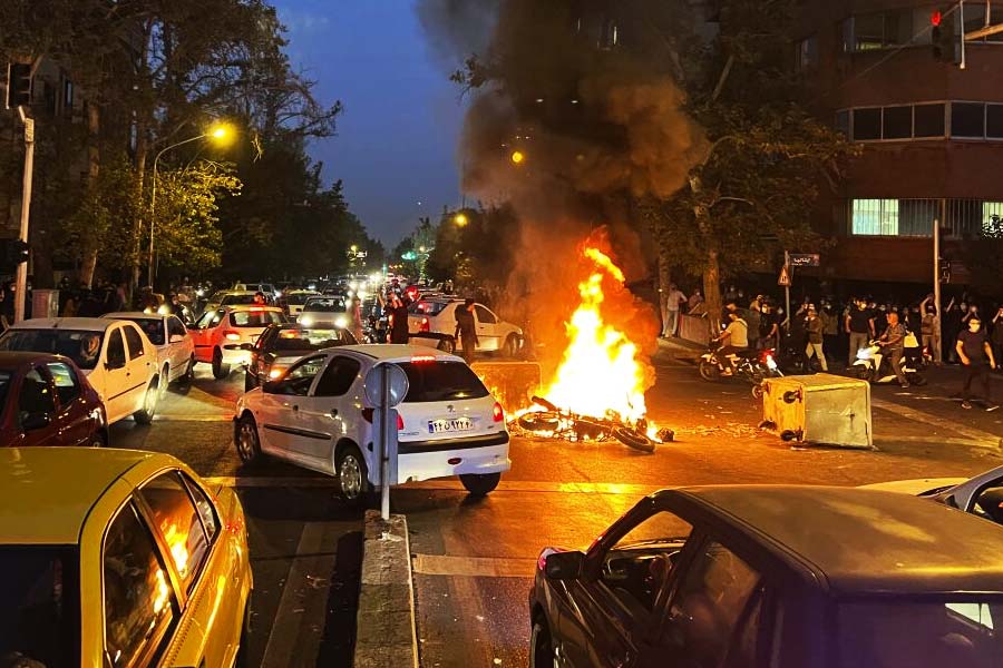 রাজধানী তেহরান থেকে শুরু করে দেশের নানা প্রান্তে বিক্ষোভ ছড়িয়ে পড়েছে। নিরাপত্তারক্ষীদের সঙ্গে সংঘর্ষে মৃত্যু হয়েছে শতাধিক বিক্ষোভকারীর।