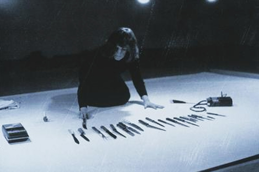 ওই ৭২টি বস্তুর মধ্যে গোলাপ, পালক, সুগন্ধি, মধু থেকে শুরু করে খাবার, মদ, কাঁচি, পেরেক সবই ছিল। রাখা হয়েছিল একটি বন্দুক এবং কার্তুজও। 