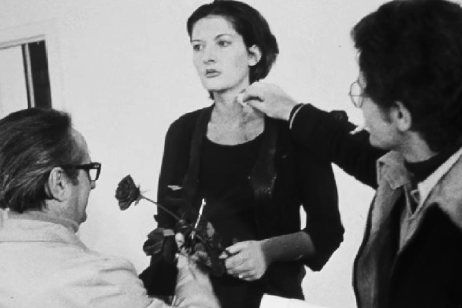 দর্শকাসনে বসে থাকা জনগণকে মেরিনা নির্দেশ দেন, আগামী ছ’ঘণ্টা তিনি মঞ্চে চুপ করে দাঁড়িয়ে থাকবেন। ওই ছ’ঘণ্টা তাঁর সঙ্গে ‘যা খুশি’ করতে পারেন দর্শকেরা। তিনি কোনও প্রতিক্রিয়া জানাবেন না।