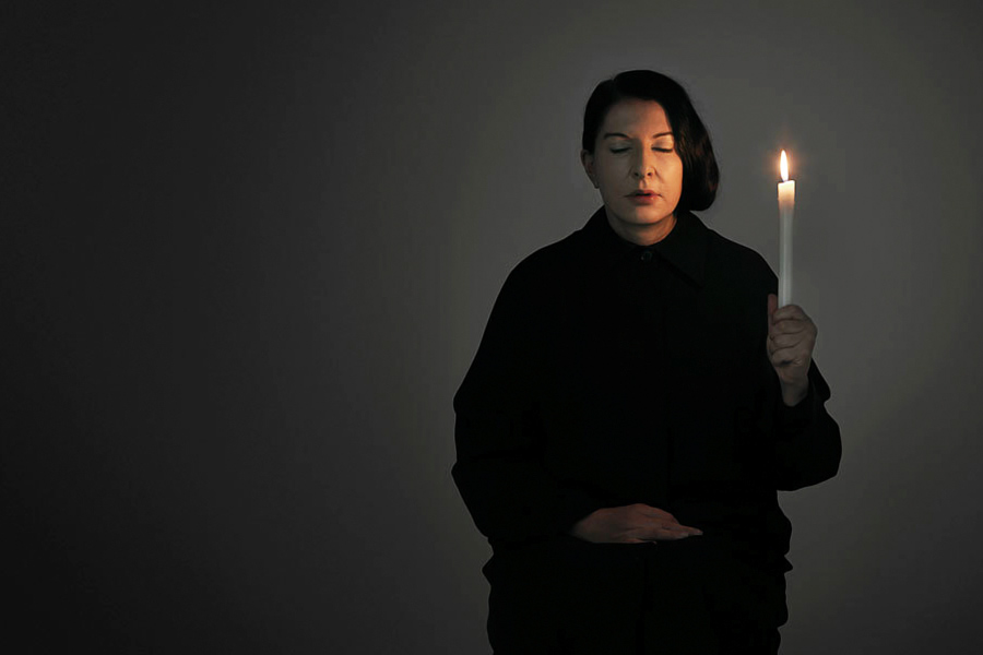 দর্শকদের উদ্দেশে মেরিনা বলেন, ‘‘টেবিলে ৭২টি জিনিস আছে। সেগুলি আপনারা আমার উপর ইচ্ছামতো ব্যবহার করতে পারেন। আগামী ছ’ঘণ্টা আমাকেও যেন ‘বস্তু’ হিসাবেই বিবেচনা করা হয়। এই সময়ের মধ্যে আমার কিছু হলে তার দায় আমার।’’ সেই ‘যা খুশি’র মাপকাঠি বেঁধে দেননি মেরিনা। সেটাই ছিল তাঁর জীবনের সব থেকে বড় ভুল। 