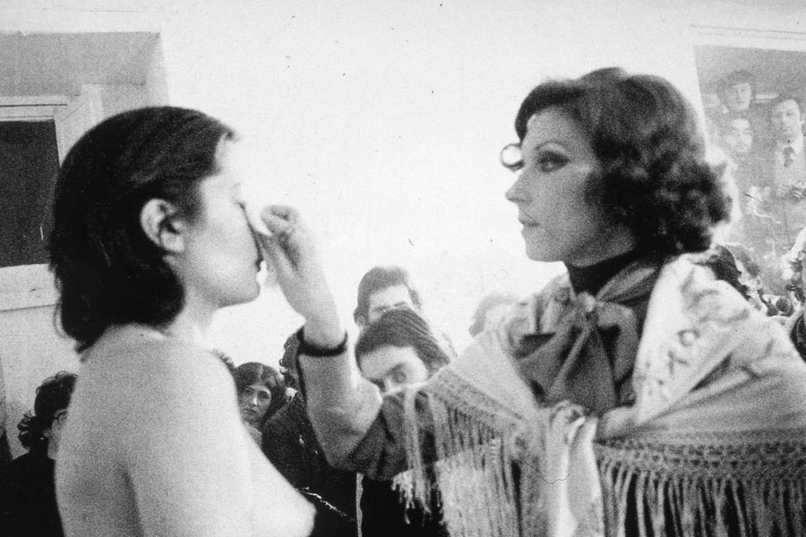 শোয়ের শুরুটা ভালই হয়েছিল। দর্শকদের কেউ কেউ গোলাপ, সুগন্ধি নিয়ে মেরিনার দিকে এগিয়ে যান। কেউ কেউ আবার মেরিনার হাতে-গালে আলতো চুম্বনও করেন।