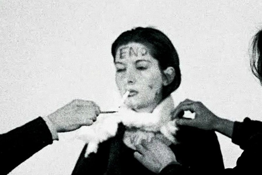 কিন্তু এক ঘণ্টা পেরোতেই অস্থির হয়ে ওঠেন উপস্থিত দর্শকের একাংশ। অনেকে এসে তাঁর হাত ধরে টানাটানি করতে শুরু করেন। অনেকে আবার মেরিনার হাত ধরে তাঁকে শূন্যে ছুড়ে দিচ্ছিলেন।