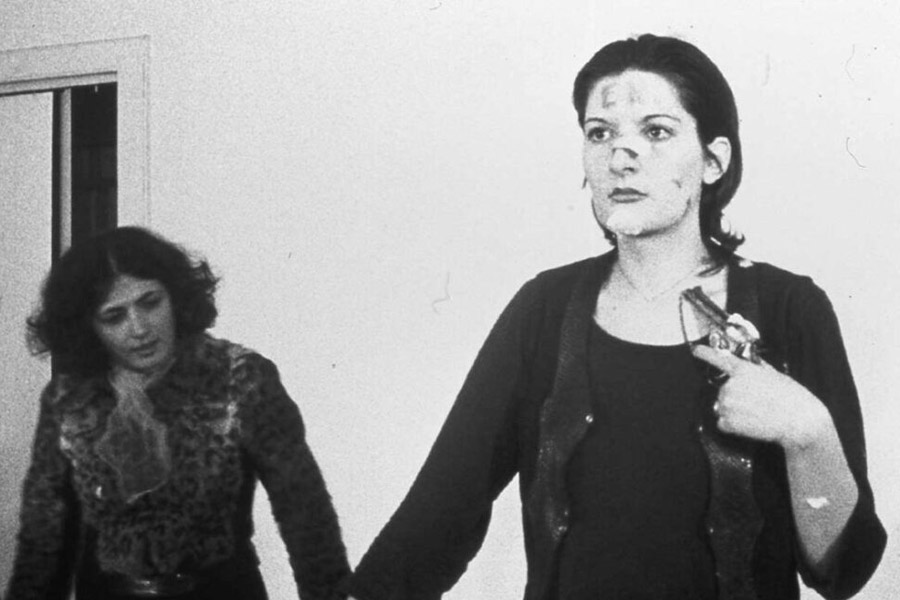 অনেকে মেরিনাকে অন্তরঙ্গ ভাবে স্পর্শ করতেও শুরু করেন। তবে এত কিছুর মধ্যেও মেরিনা কিন্তু চুপ করেই ছিলেন। মেরিনাকে দেখে মনে অনেকের মনে হয়েছিল তিনি যেন এক জীবন্ত মূর্তি।