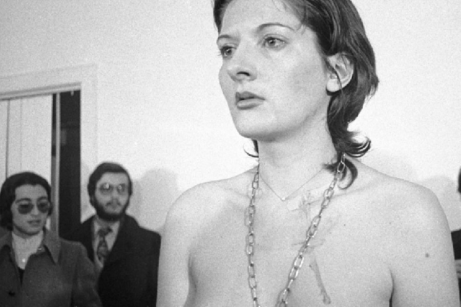 এর পর দর্শকদের কাণ্ডকারখানায় নেপলসে্‌র ওই প্রেক্ষাগৃহের মঞ্চ আরও উত্তপ্ত হয়ে ওঠে। তিন ঘণ্টা পর কিছু দর্শক কাঁচি-ব্লেড নিয়ে মেরিনার জামাকাপড় ফালা ফালা করে দেন। টান মেরে খুলে দেন হয় ছিন্নবিচ্ছিন্ন পোশাক। তবে এর পরও মেরিনার অভিব্যক্তিতে কোনও পরিবর্তন আসেনি।