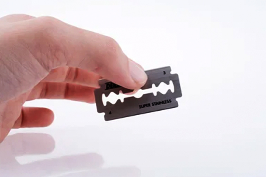 মেরিনার চোখেমুখে ভয় দেখতে পেয়ে যেন আরও বেপরোয়া হয়ে ওঠেন উন্মত্ত দর্শকেরা। শোয়ের চার ঘণ্টা পেরোনোর পর অনেকে মেরিনার নিরাবরণ দেহে ব্লেড চালাতে শুরু করেন।