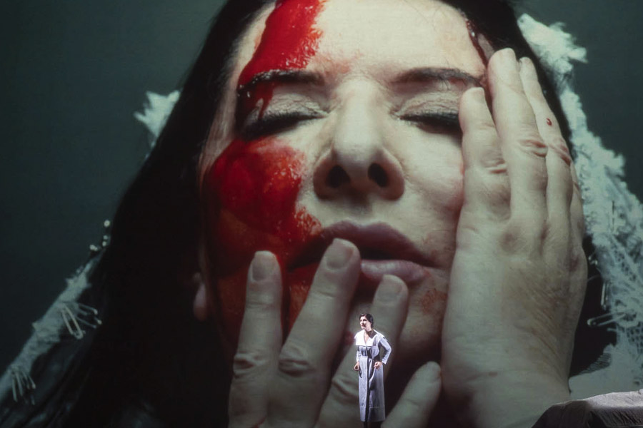 মেরিনার গলার কাছে ব্লেড চালিয়ে দিয়েছিলেন এক দর্শক। সেই কাটা জায়গা থেকে রক্ত বেরোতে শুরু করলে ওই দর্শক সেই রক্ত পান করতে শুরু করেন!