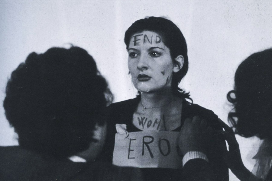 কিছু ক্ষণের মধ্যেই শুরু হয় অবাধ যৌন নির্যাতন। এর পরও টুঁ শব্দ করেননি মেরিনা। চোখ থেকে জল বেরিয়ে এলেও মুখে কোনও কথা বলেননি। মেরিনাকে দেখে অনেকের এ-ও মনে হয়েছিল, সেই রাতে তাঁকে খুন করলেও তাঁর তরফে কোনও প্রতিক্রিয়া আসবে না।