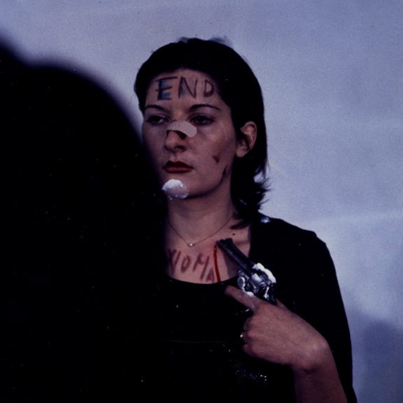 শেষমেশ আরও বেপরোয়া হয়ে ওঠে উপস্থিত দর্শকদের একাংশ। ছ’ঘণ্টা শেষের কিছু আগে এক দর্শক হাতে তুলে নেন টেবিলের উপরে থাকা বন্দুক। গুলি ভরে বন্দুকের নল ঠেকান মেরিনার মাথায়। উল্লাস শুরু করেন অন্য দর্শকেরা।