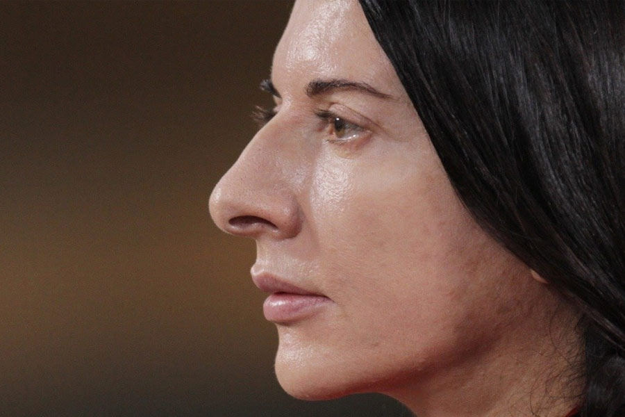 এর পরেও মেরিনা নীরব থাকায় ওই দর্শক মেরিনার আঙুল নিয়ে বন্দুকের ট্রিগারে রাখেন। মেরিনার আঙুল এবং বন্দুক নিয়ে ‘খেলা’ করতে থাকেন। বার বার ট্রিগারে চাপ দিয়ে ভয় দেখানোর চেষ্টা করা হয় মেরিনাকে। চোখ থেকে দরদর করে জল ঝরলেও মেরিনার অভিব্যক্তিতে কিন্তু কোনও পরিবর্তন আসেনি।