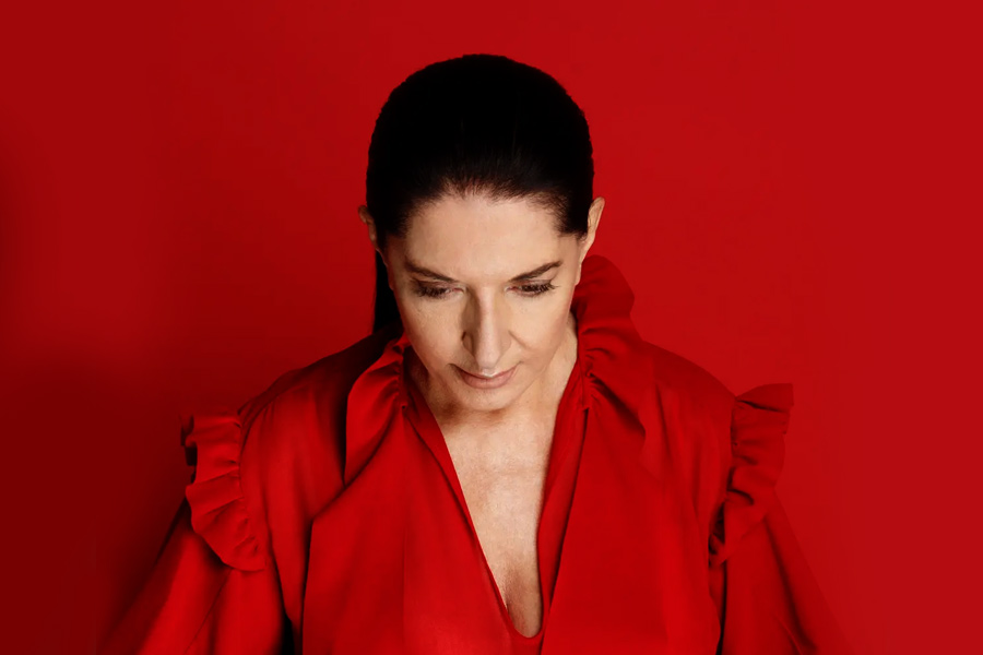 তত ক্ষণ পর্যন্ত চুপ করেই ছিলেন শোয়ের আয়োজকরা। কিন্তু দর্শকদের কাণ্ডকারখানা দেখে তাঁদের মনে ভয় ধরতে শুরু করে। যে কোনও মুহূর্তে অঘটন ঘটে যেতে পারে ভেবে দর্শকদের থামাতে উদ্যত হন তাঁরা। প্রথম থেকে শান্ত থাকা কয়েক জন দর্শকও সরব হয়ে ওঠেন। ধাক্কা মেরে মঞ্চ থেকে নামিয়ে দেওয়া হয় বেপরোয়া দর্শকদের। হাতের সামনে থেকে সরিয়ে ফেলা হয় ব্লেড-কাঁচি-বন্দুক। 