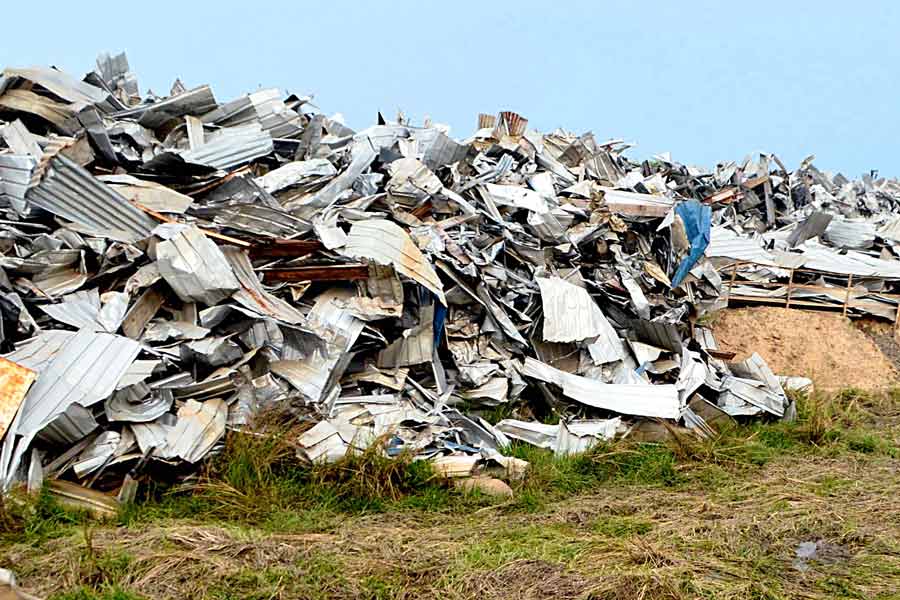 ২০১৬-তে সুপ্রিম কোর্টের নির্দেশের পরে ভাঙা পড়ল কারখানা। তৈরি হল ধ্বংসস্তূপ।