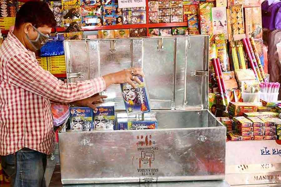 Kolkata Police met with firecracker supplier and salesperson after many incidents of blasts 