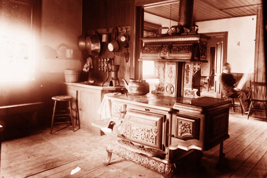 ২০১৯ সালের ঘটনা। রান্নাঘর নতুন করে বানানোর সিদ্ধান্ত নিয়েছিলেন ইংল্যান্ডের ড্যামসন (নাম পরিবর্তিত) দম্পতি।