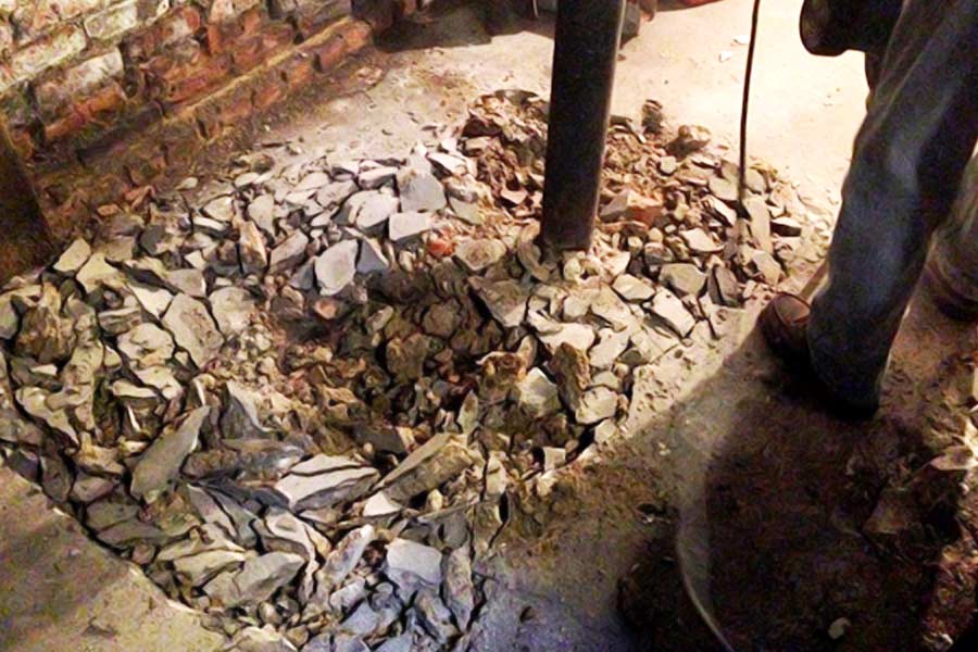 পরিকল্পনামাফিক সেই কাজও শুরু করিয়ে দেন তাঁরা। সংস্কারের সময় রান্নাঘরের মেঝেও খুঁড়তে হয়েছিল। আর মাটি খুঁড়তে গিয়েই বেরিয়ে এল একটি পাত্র।