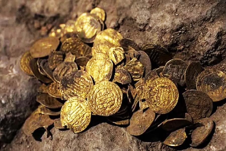 ভিতরে কী রয়েছে তা দেখার কৌতূহল জাগে দম্পতির। পাত্র খুলে দেখা গেল তা সোনার মুদ্রায় ভর্তি!