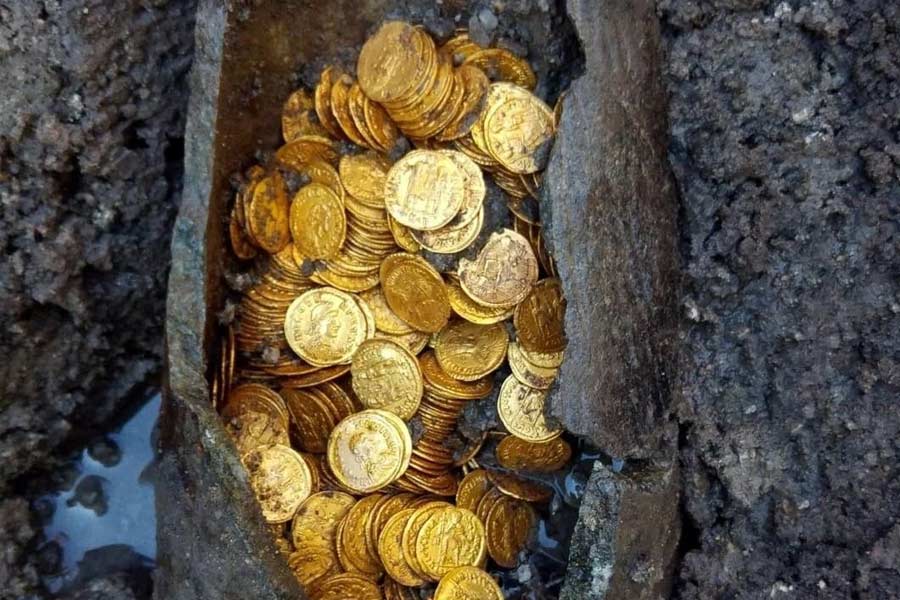 এ যে গুপ্তধন! সোনার মুদ্রাগুলি বহু বছরের পুরনো। গণনা করে দেখা যায়, মোট মুদ্রার সংখ্যা ২৬৪।